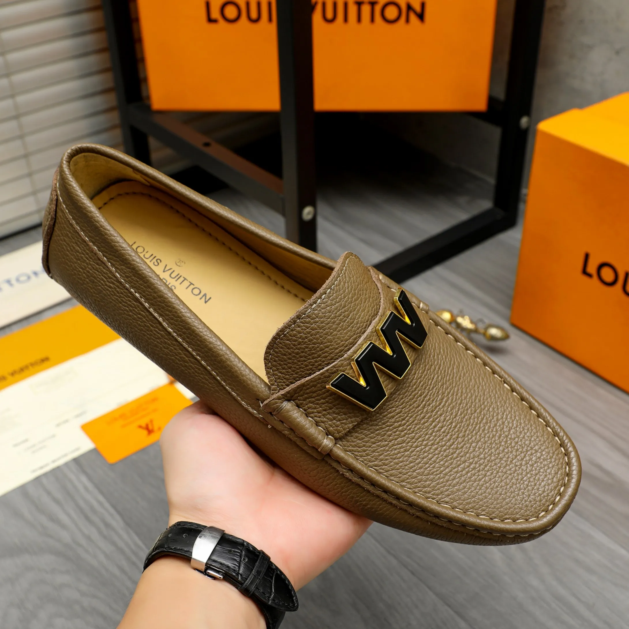 Men's shoes 💰420 Product trademark: LV "Louis Vuitton" casual slip-on shoes Regular size: 38-46 (45.46 custom-made, non-returnable) Product materials: Selected pebbled cowhide upper, sheepskin lining, original rubber outsole